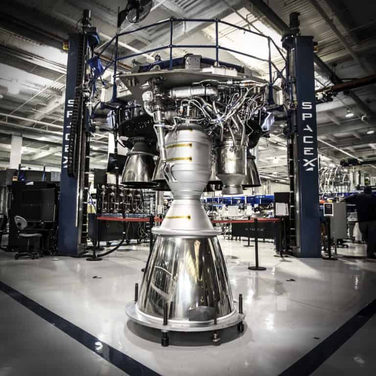 تُظهر الصورة محرك مرلين، الذي يقلع صاروخ فالكون باستخدام تسعةٍ منه إلى الفضاء.