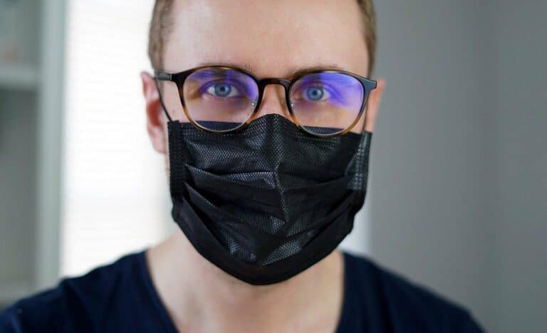 حماية ارتداء النظارات من فيروس كورونا