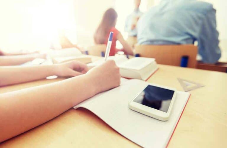 حظر الهواتف الذكية في المدارس