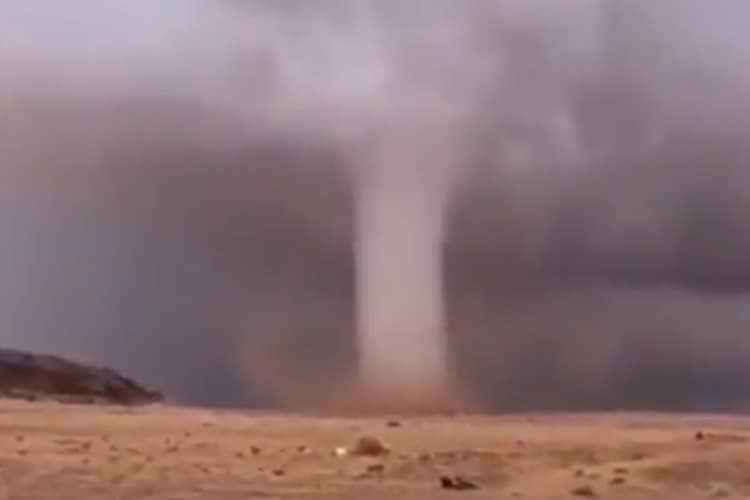إعصار نادر الحدوث يضرب منطقة حائل بالسعودية