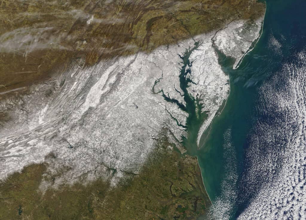 كيف تستخدم وكالة ناسا الطائرات المطاردة للعواصف لتحسين تنبؤات تساقط الثلوج؟
