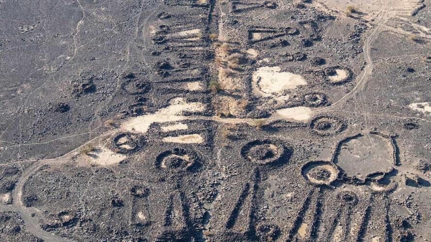 عمرها 4500 عام: علماء آثار يكتشفون طرقاً ومقابر قديمة على جانبيها في السعودية