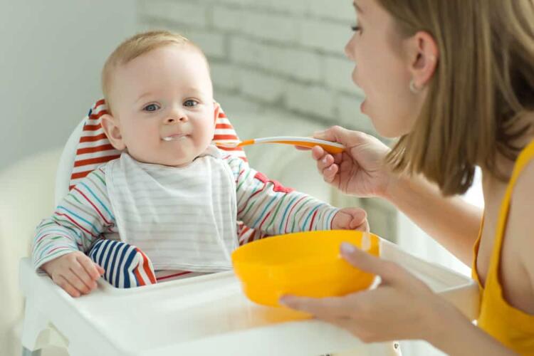 ما هي الأطعمة التي يجب إعطاؤها أو تجنبها عند الأطفال من عمر 4 حتى 6 أشهر؟