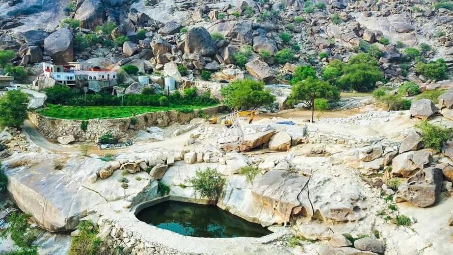 بطريقة إبداعية: سعودي يجمع مياه الأمطار في أحواض من الصخور