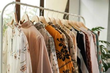 هل استئجار الملابس أكثر استدامةً من شرائها؟