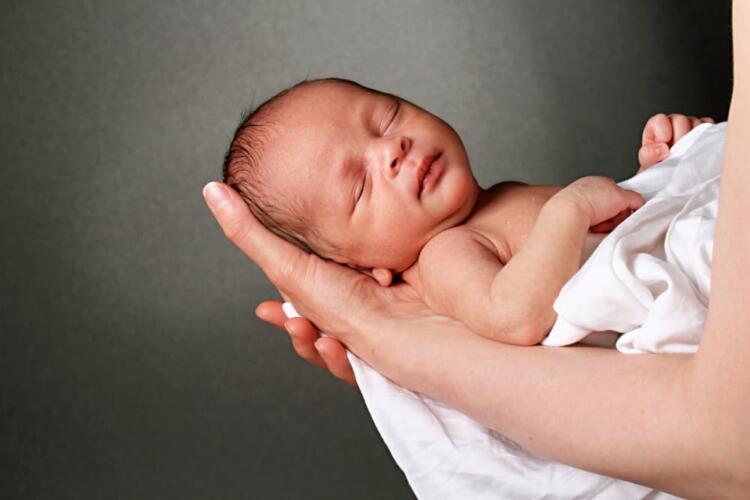 هل يحصل طفلك حديث الولادة على النوم والرضاعة الكافيين لتحقيق نموه الأمثل؟