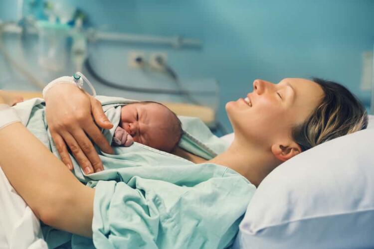 هل تُعد الولادة القيصرية أفضل من الولادة الطبيعية؟
