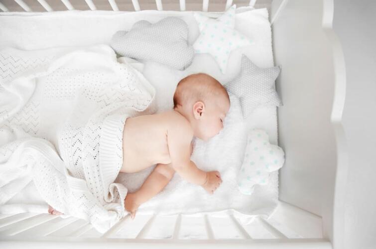 ما هو العمر المناسب حتى ينام الطفل في غرفة مستقلة؟