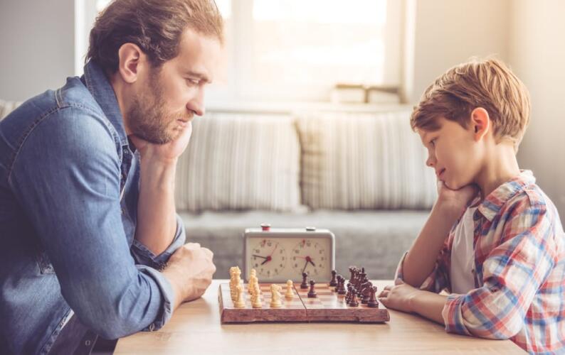 كيف تعلم أطفالك لعب الشطرنج حتى لو لم تكن من هواة هذه اللعبة؟