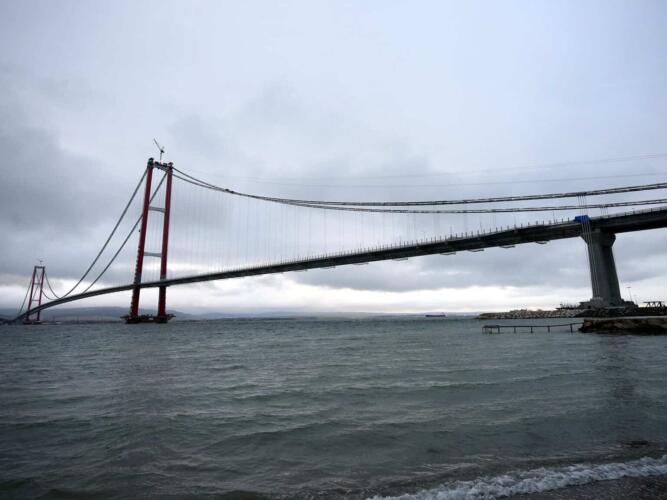جسر "جناق قلعة 1915" المعلق يحطم الأرقام القياسية كأطول جسر في العالم