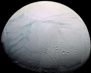 كيف يمكن تفسير النوافير الحارة على سطح قمر زحل إنسيلادوس؟