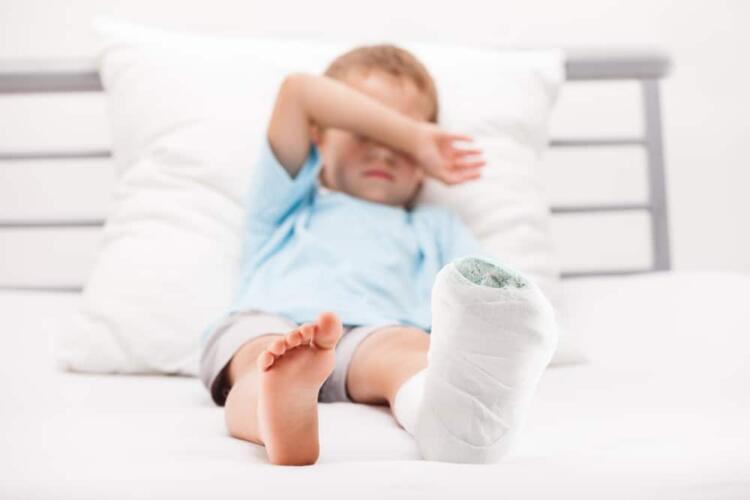 لمنع مضاعفات تدبيرها الخاطئ: كيف يتم التعامل مع الكسور العظمية عند الأطفال بأمان؟