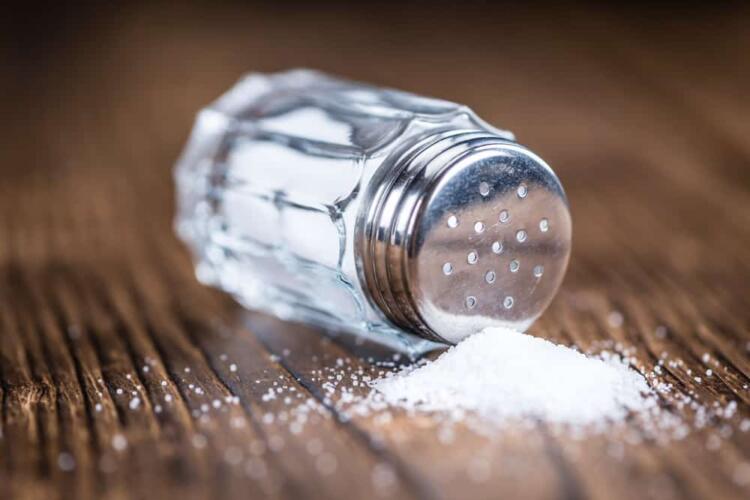 لماذا يرتفع ضغط الدم بأقل كمية من الملح؟