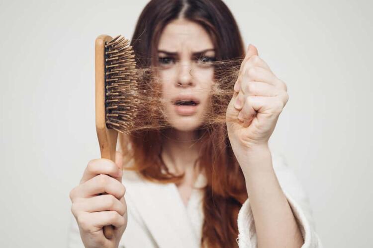 لماذا يتساقط الشعر؟ وما هو العلاج الأنسب لهذه الحالة لكل من الرجال والنساء؟