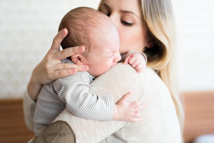 ما هي أسباب مغص الرضّع؟ وكيف يمكن معالجتها؟