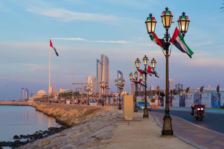 إعادة تصميم وهيكلة أكثر استدامة لموقع "كاسر الأمواج" في أبوظبي والمساحات العامة المفتوحة