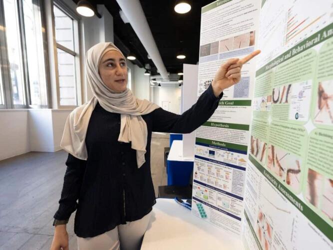 طالبة من أصول عربية تبتكر طريقة منخفضة التكلفة للقضاء على البعوض وتفوز بجائزة أميركية مرموقة