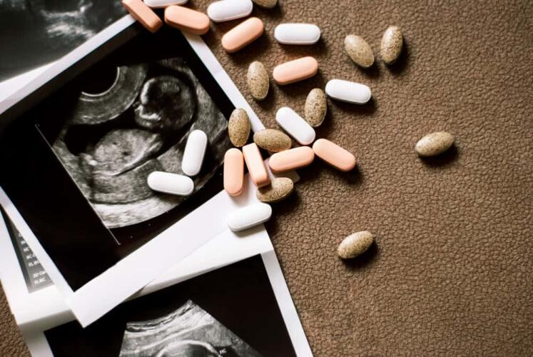 ما هي الأدوية التي يمكن تناولها بأمان أثناء الحمل؟ وما هي التي يجب تجنبها تماماً؟