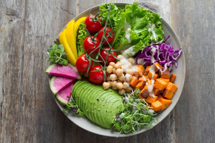 ما القيمة الغذائية والفوائد الصحية التي تتنبأ بها ألوان الفاكهة والخضروات؟