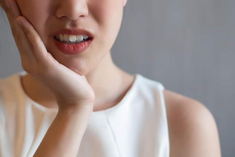 11 طريقة لتخفيف ألم الأسنان في البيت