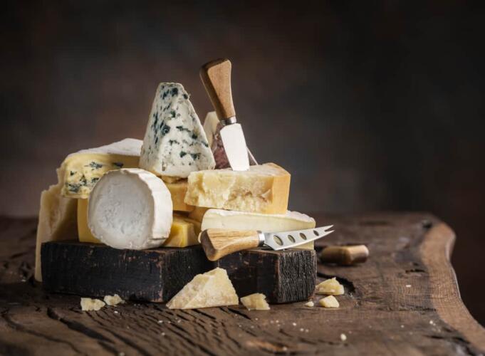 الخطوات الأساسية لصناعة مختلف أنواع الجبن في المنزل بمعدات بسيطة