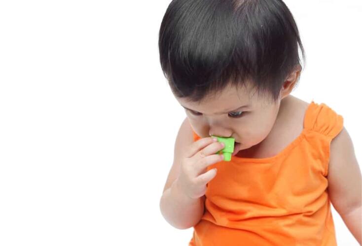 لماذا يضع الرضيع كل شيء في فمه؟ وكيف تحميه من المخاطر في هذه المرحلة؟