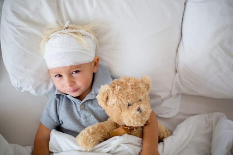 كيف نتعامل مع إصابات الرأس عند الأطفال ونعالج تورم الرأس الطري الناجم عن السقوط؟