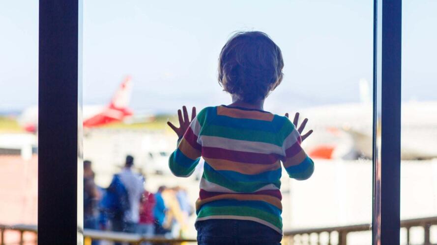 من تجربة شخصية: كيف تعد لرحلة طيران مع طفلك الصغير؟