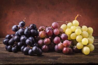 فاكهة الصيف الشهية: إليك أبرز فوائد العنب