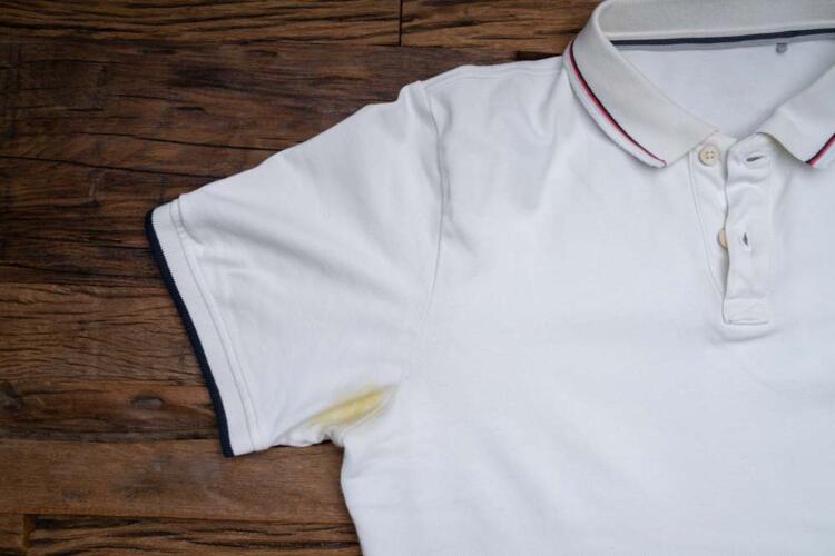 5 طرق فعّالة لتنظيف الملابس البيضاء من الاصفرار