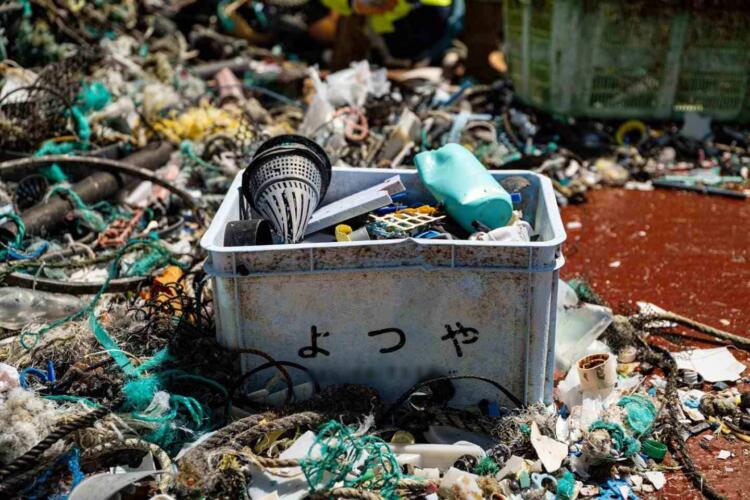 ما هو منشأ النفايات البلاستيكية المتجمّعة في رقعة نفايات المحيط الهادئ؟
