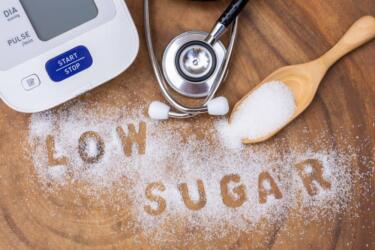 ما هي الأغذية التي تساعد في علاج انخفاض سكر الدم؟