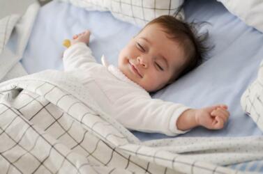 ما هي أضرار إيقاظ الرضيع من النوم؟