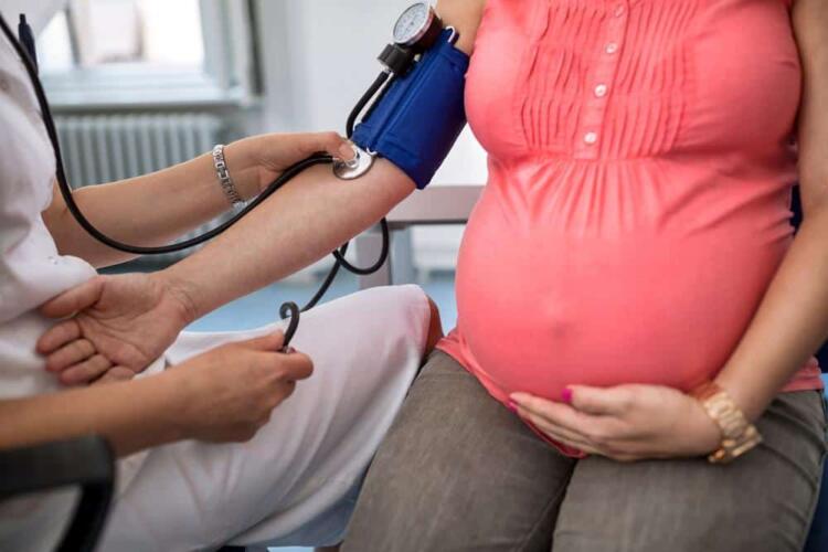 كيف يتم علاج هبوط الضغط عند الحامل؟ وما هي أسبابه؟