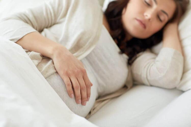 هل كثرة نوم الحامل تضر الجنين؟