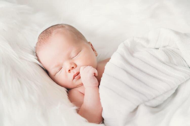 لماذا ينام حديثو الولادة والرضع كثيراً؟
