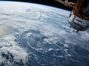 مقترح جديد من لجنة الاتصالات الفيدرالية لتخفيض مدة بقاء الأقمار الصناعية الميتة في الفضاء