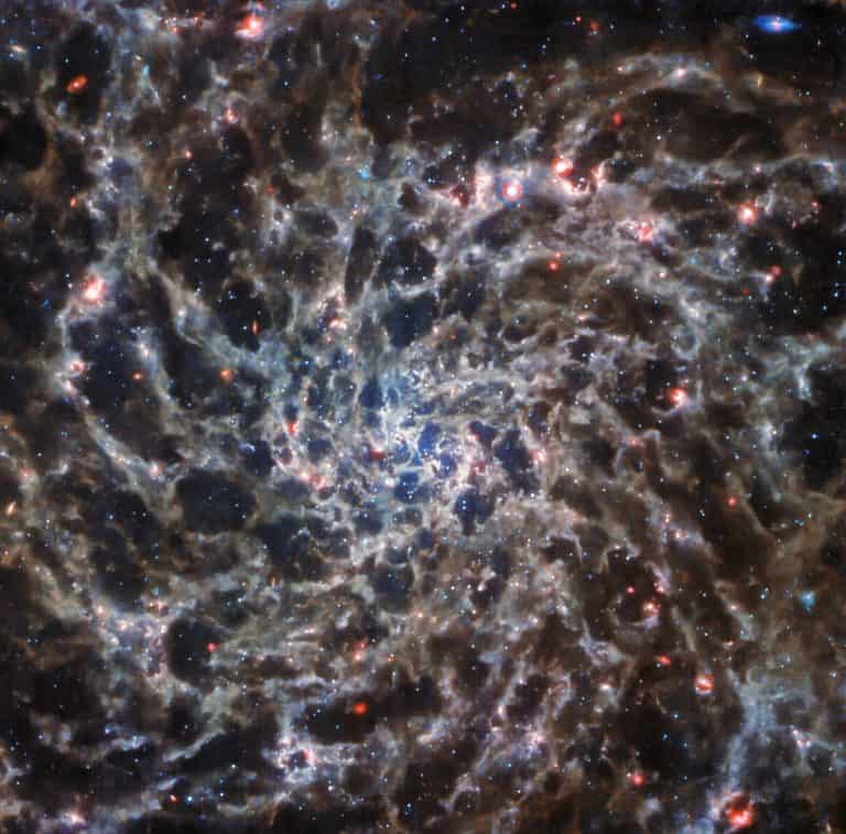 تلسكوب جيمس ويب يلتقط صوراً مخيفة لمجرة حلزونية بعيدة