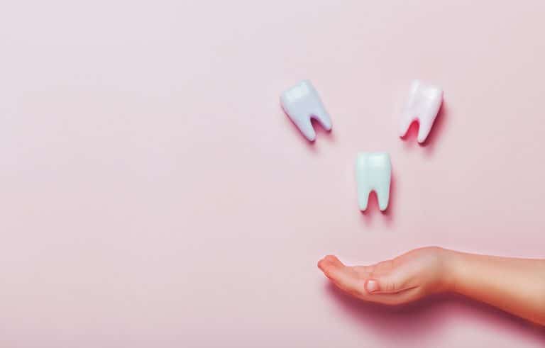 ما ترتيب ظهور الأسنان لدى الرضيع؟