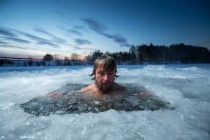 ماذا تقول الأبحاث العلمية عن فوائد السباحة في المياه شديدة البرودة؟