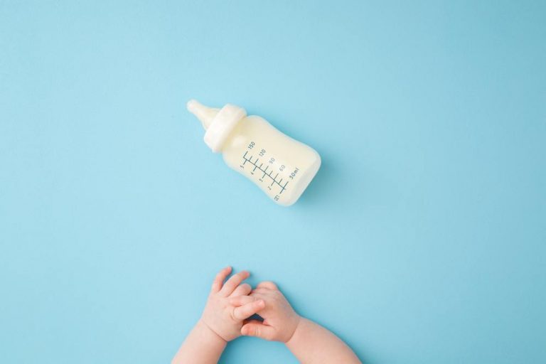 ما طريقة فطام الطفل عن الرضاعة الصناعية؟