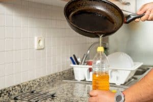 كيف يمكن إعادة تدوير الزيت المستعمل والتخلص منه بطريقة آمنة؟