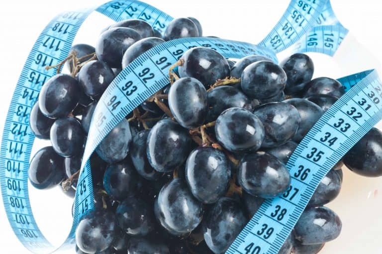 هل يزيد العنب الوزن؟