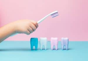 متى يبدأ الطفل في استخدام الفرشاة ومعجون الأسنان؟