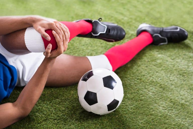ما أكثر الإصابات شيوعاً عند لاعبي كرة القدم؟