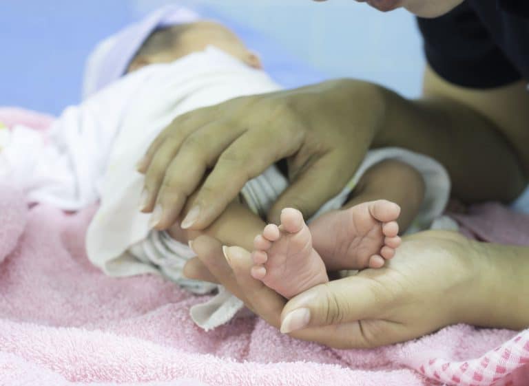 هل يمكن أن يؤثّر التلوث الناجم عن حركة المرور على وزن الأطفال عند الولادة؟