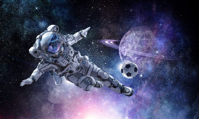 فيزياء كرة القدم: ماذا لو كنا نلعب كرة القدم في الفضاء؟