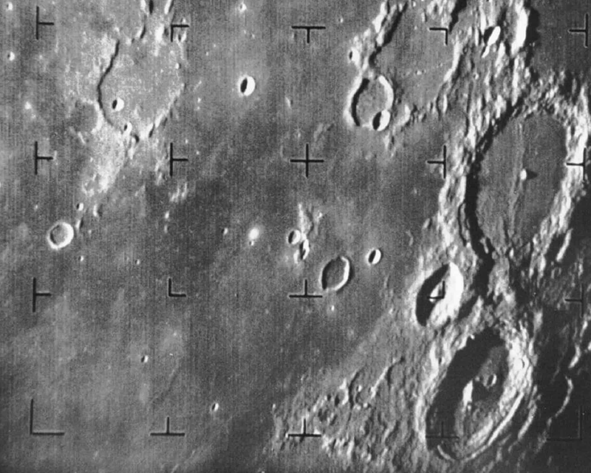صورة بالأبيض والأسود لفوهات الصدم القمرية التقطتها مركبة رينجر 7 الفضائية التابعة لوكالة ناسا.