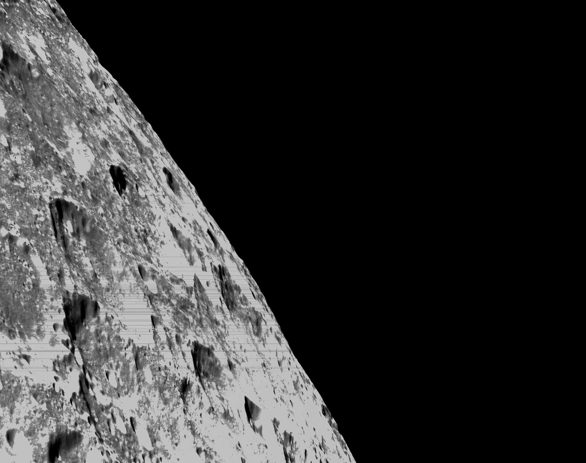 أرسلت أوريون صوراً جديدة للحفر على سطح القمر، والتي يُحتمل أن تحتوي على الماء والجليد.