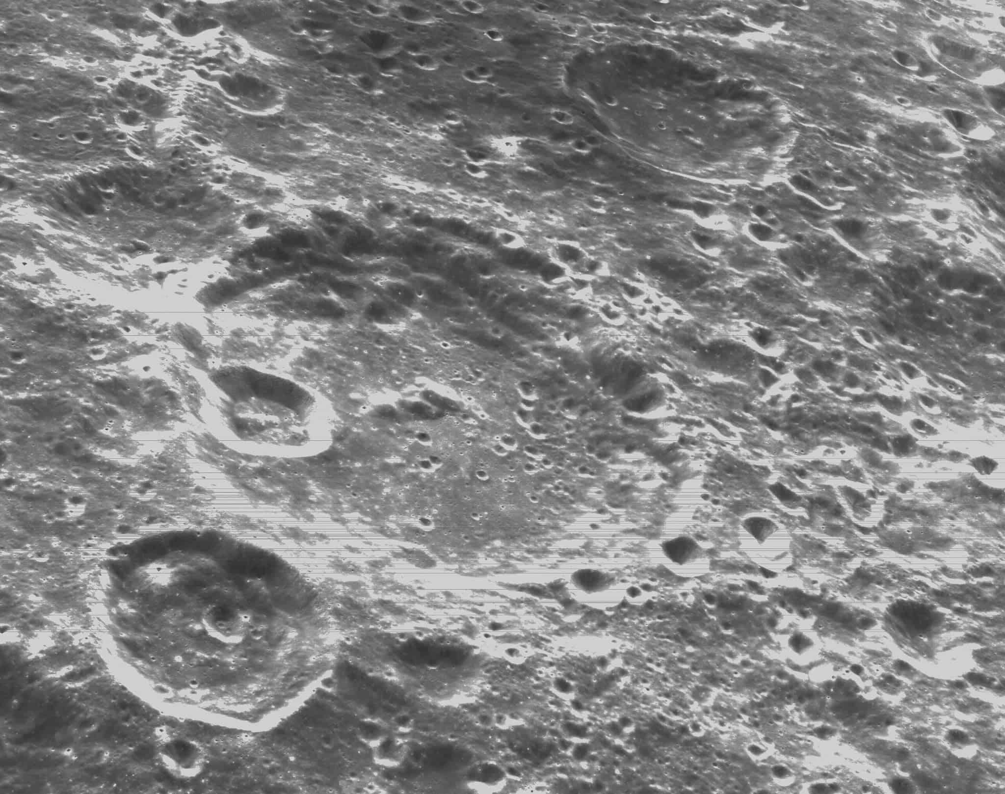 أرسلت أوريون صوراً جديدة للحفر على سطح القمر، والتي يُحتمل أن تحتوي على الماء والجليد.